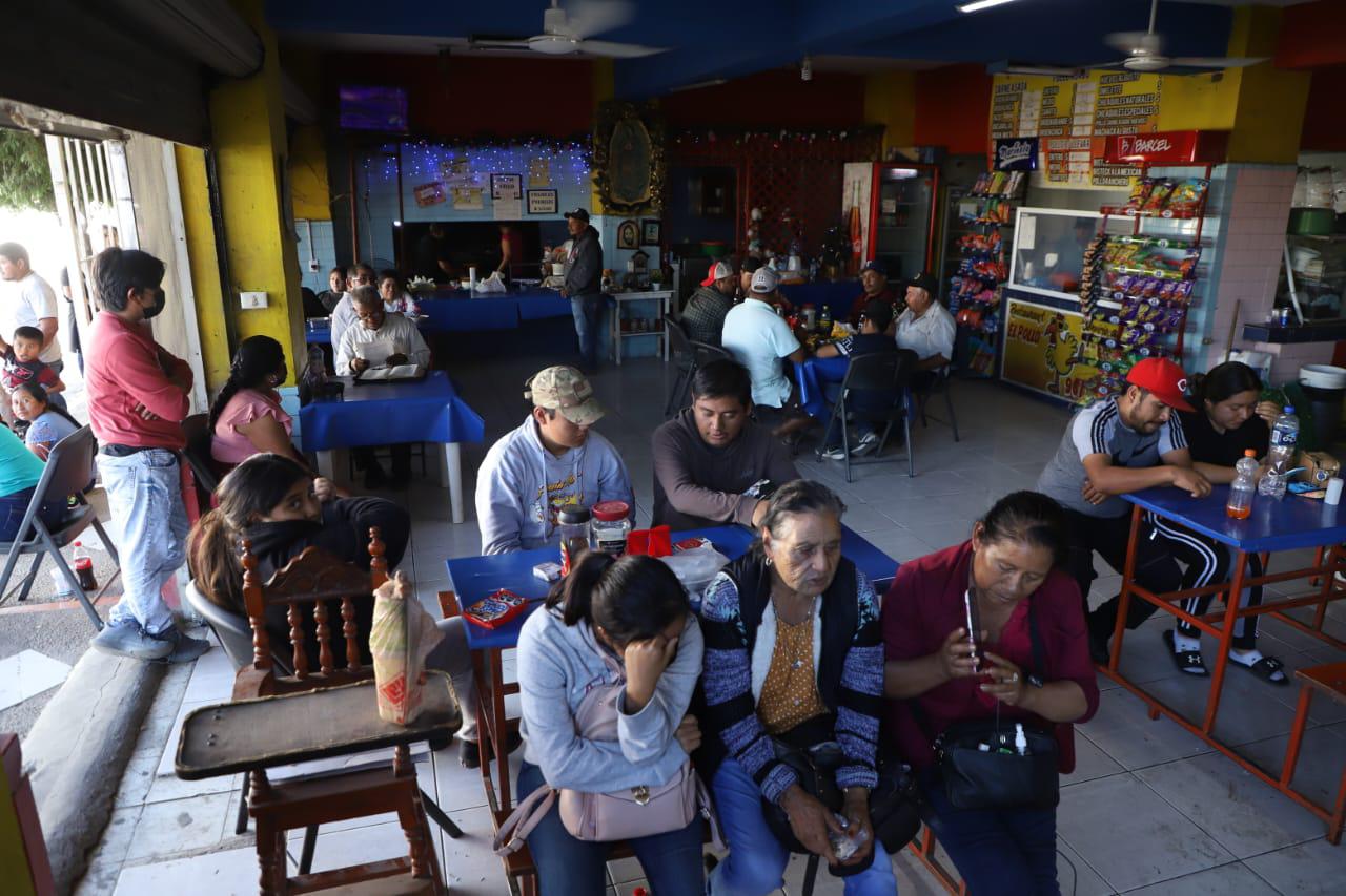 $!El cierre de casetas deja varados a jornaleros de Oaxaca, al sur de Mazatlán
