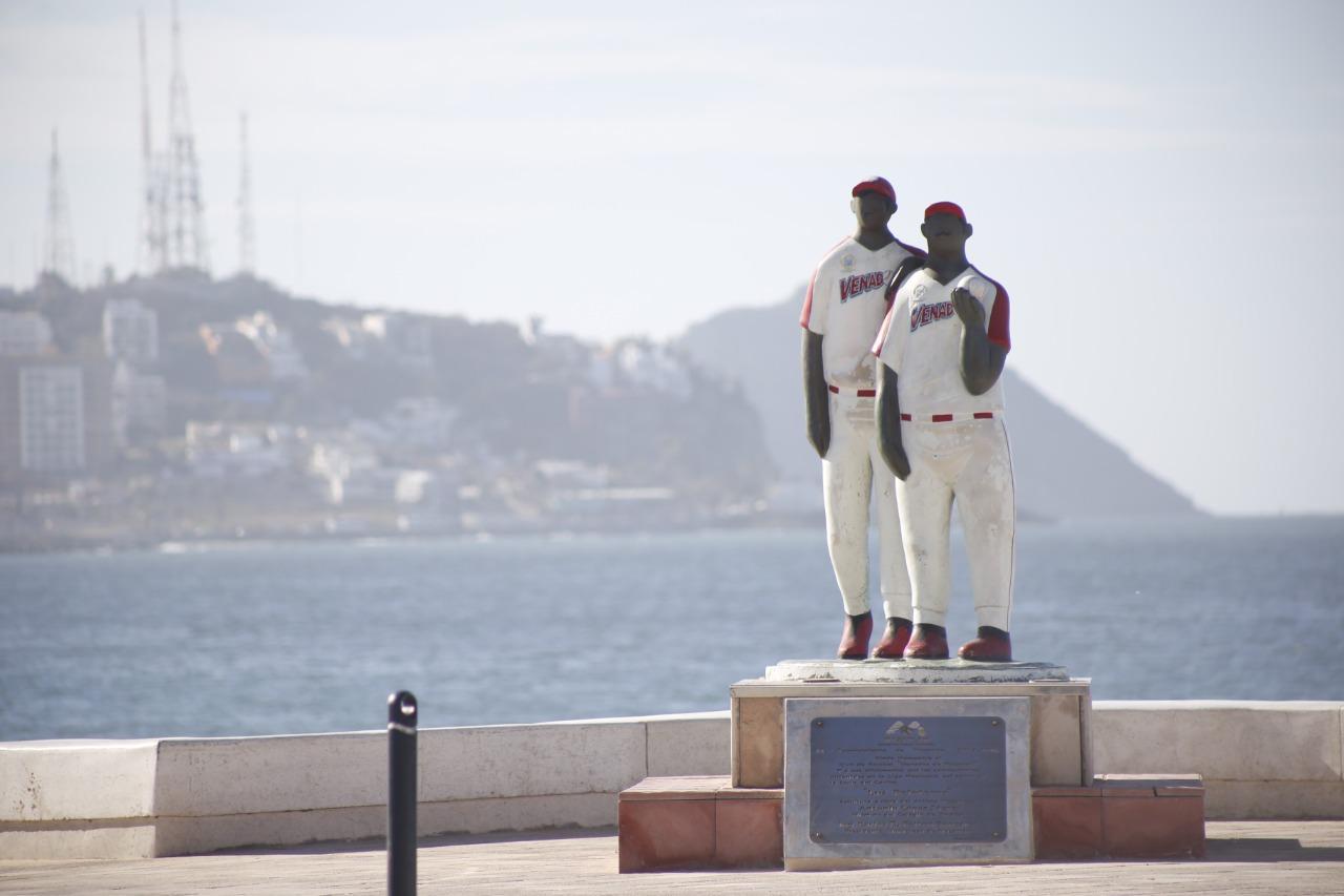 $!Los beisbolistas, figura que puede apreciarse en el Malecón de Mazatlán.