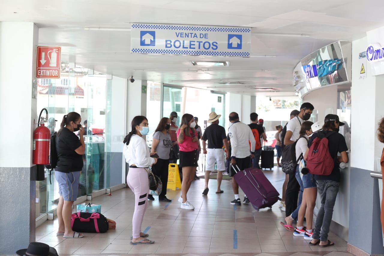 $!Los turistas abarrotan las centrales camioneras de Mazatlán