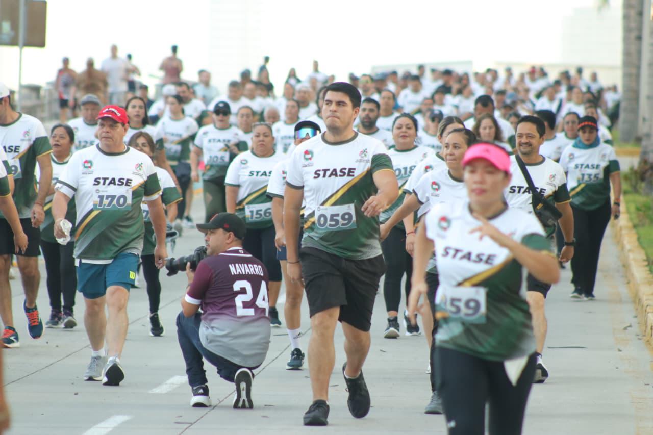 $!Más de 300 trabajadores se unen en la Caminata STASE 2026 sobre el Malecón de Mazatlán