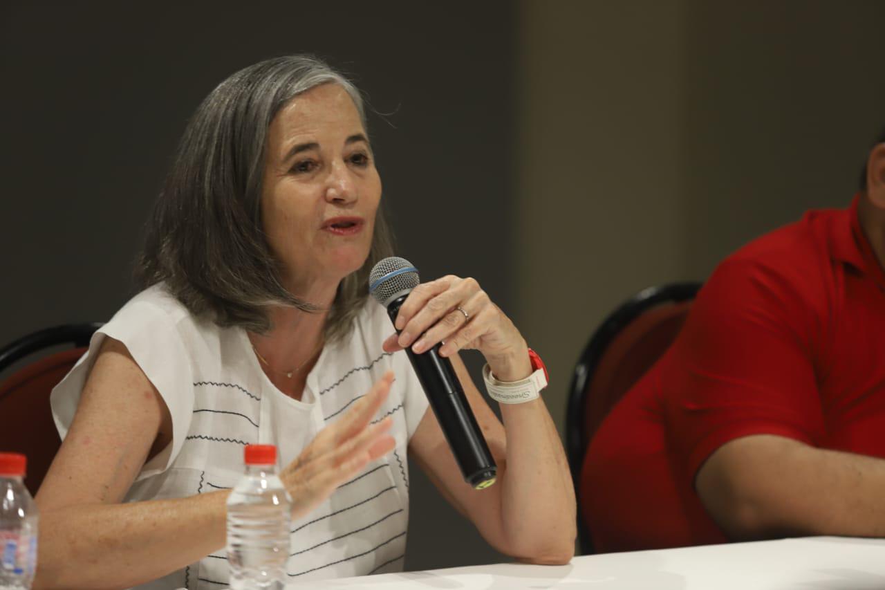 $!La escritora explica su libro a los presentes.