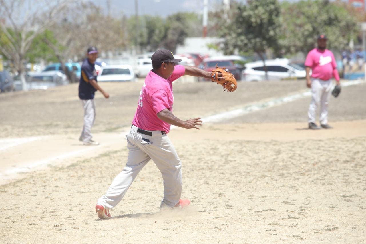 $!Herrería Villa aplaca a Santa Lucía en el beisbol Libre del Chololos