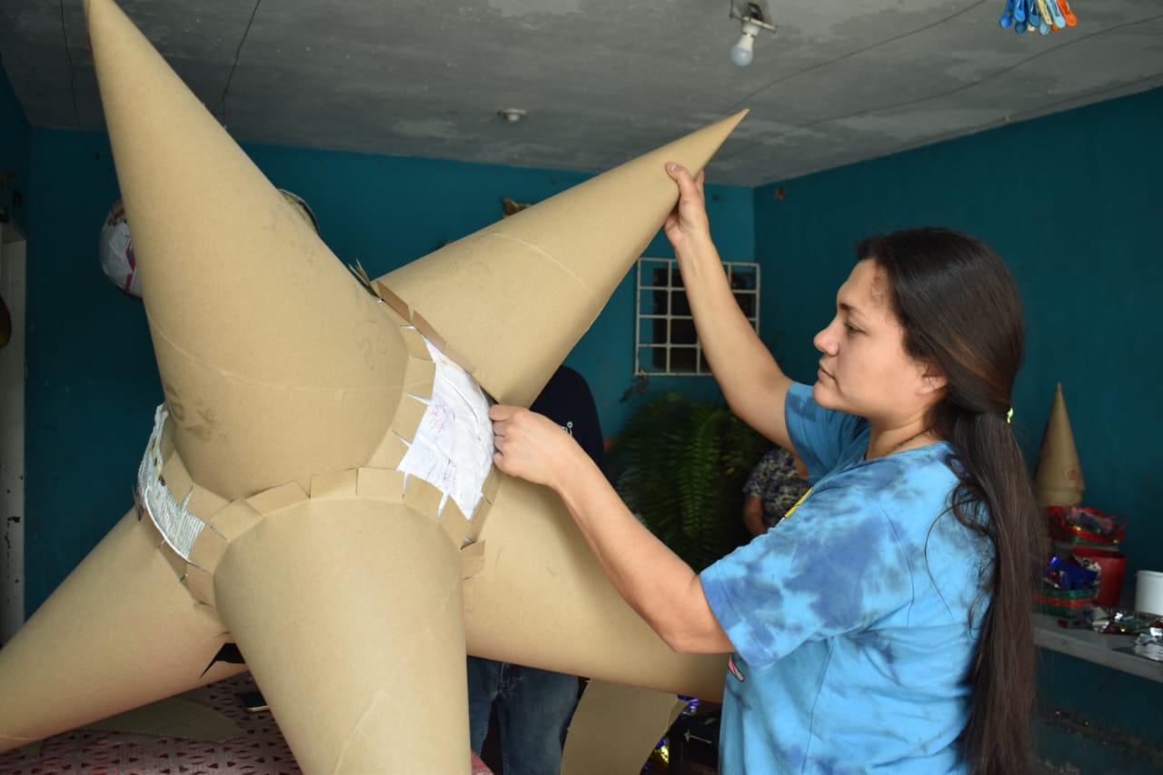 $!Evangelina y Juan crean en Culiacán las tradicionales piñatas navideñas