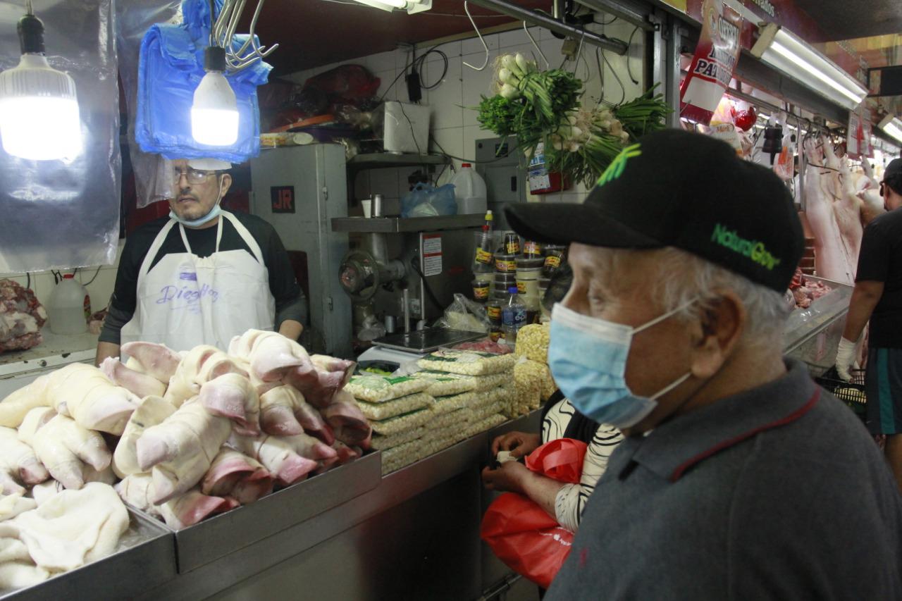 $!Abarrotan el Mercado Garmendia de Culiacán en busca de los insumos para la cena de fin de año