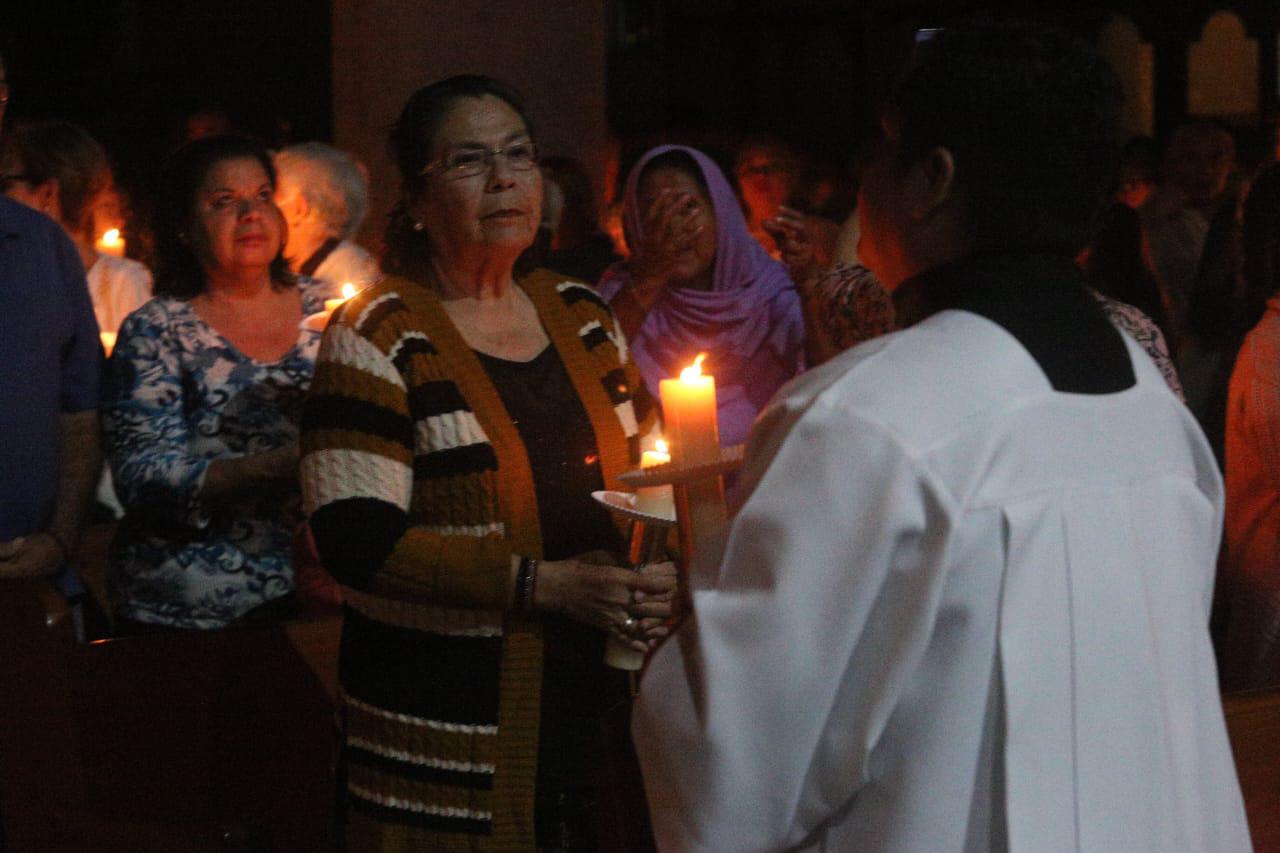$!Celebran en la Catedral de Mazatlán la Vigilia Pascual