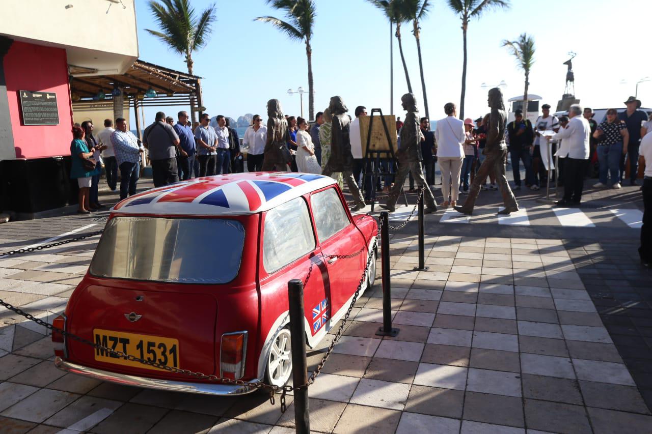 $!Develan placa en honor a ex baterista de The Beatles en Mazatlán