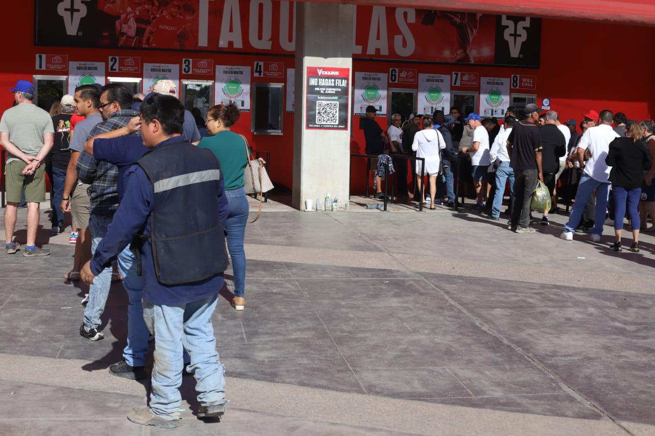 $!Aficionados se apresuran por un boleto de Venados vs. Tomateros