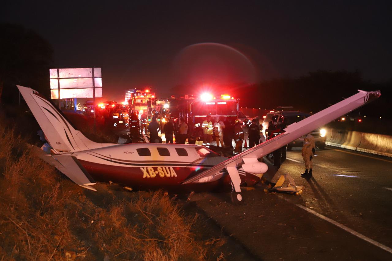 $!Avioneta aterriza de emergencia en Autopista Mazatlán-Culiacán