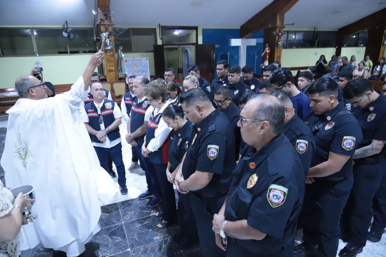 $!El Padre Jesús Roberto del Villar Rodríguez les dio la bendición.