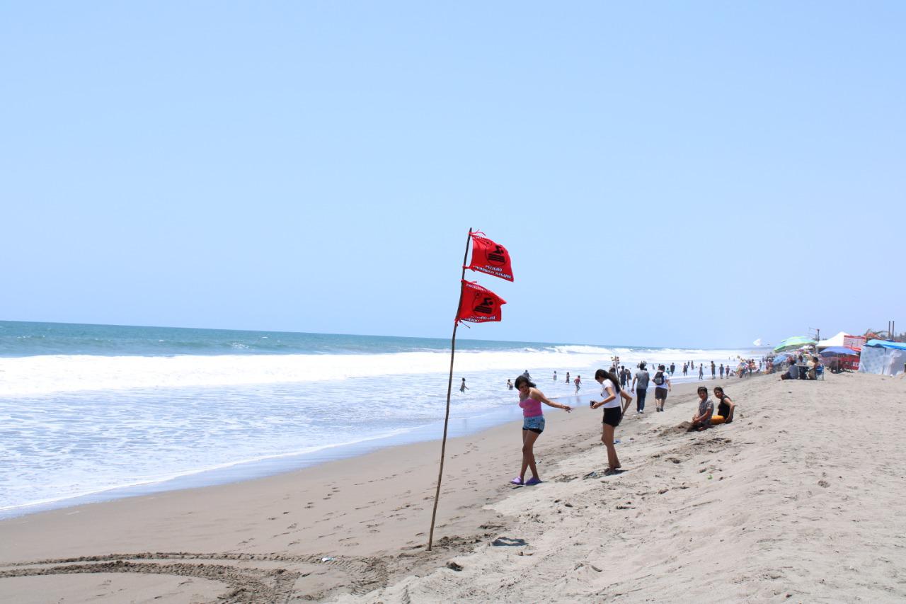 $!Pese a advertencia de mar de fondo, permiten bañarse en Las Cabras