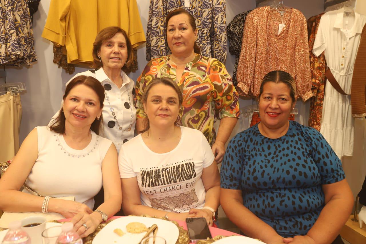 $!Elisa Angulo, Bella Lizárraga, Fabiola Soto, Paola Campos y Martha García.