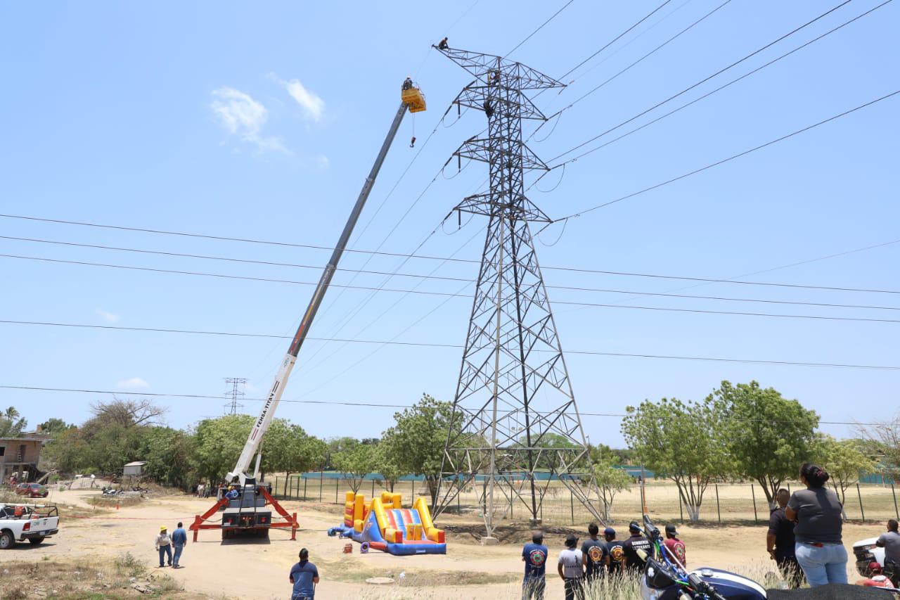 $!Hombre sube a torre de la CFE en Villa Unión; ponen brincolines por si se arroja