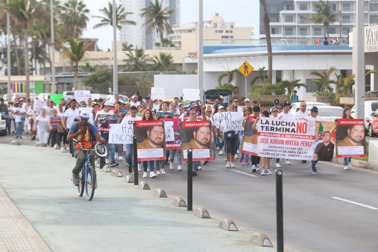 $!Marchan por José Adrián y Rodolfo, desaparecidos en Mazatlán