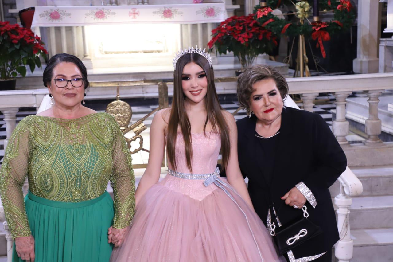 $!Ivanna con sus abuelitas, Rocío Arroyo y Chuyita Lizárraga.