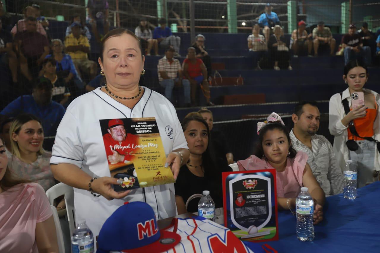 $!Recuerdan a Miguel Loaiza en inauguración de Nacional Veteranos de Beisbol, en Club Muralla