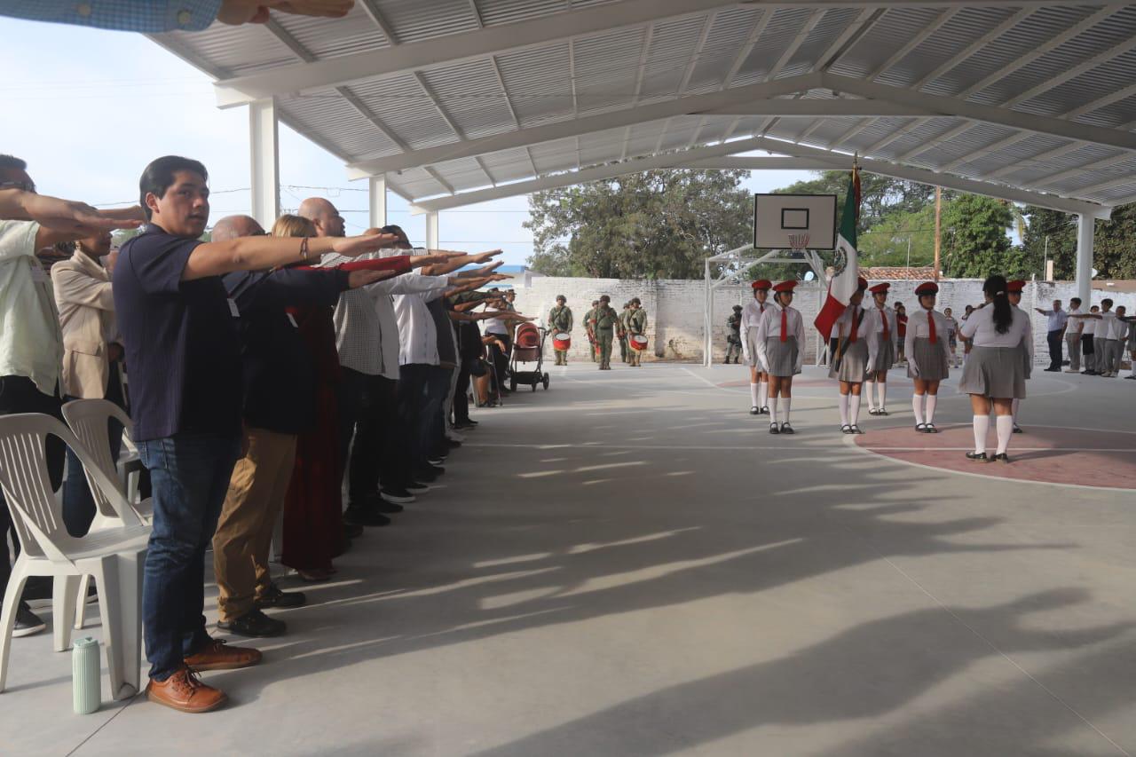 $!Inauguran techumbre y cancha de usos múltiples en Telesecundaria de Siqueros durante Lunes Cívico