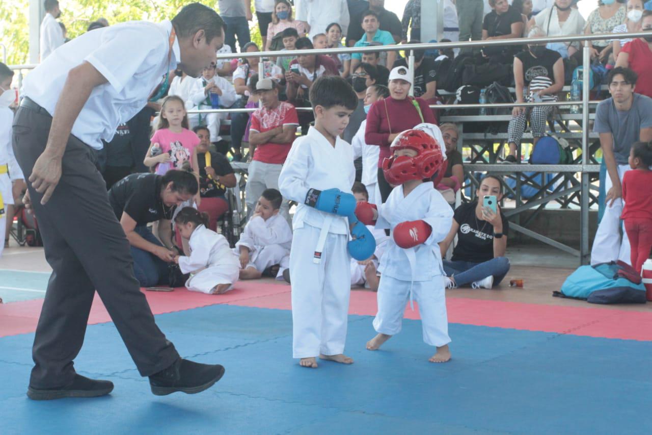 $!Verónica López domina en formas y combate en la Copa Anual Regional de Karate Noroeste