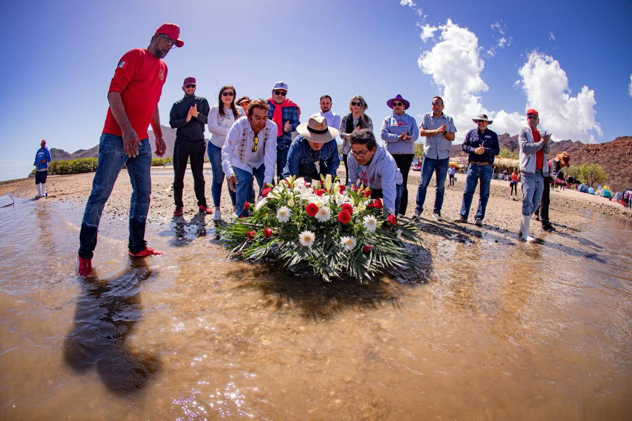 $!En el primer día de actividades se honró con una ofrenda al mar, a los poetas o artistas fallecidos.