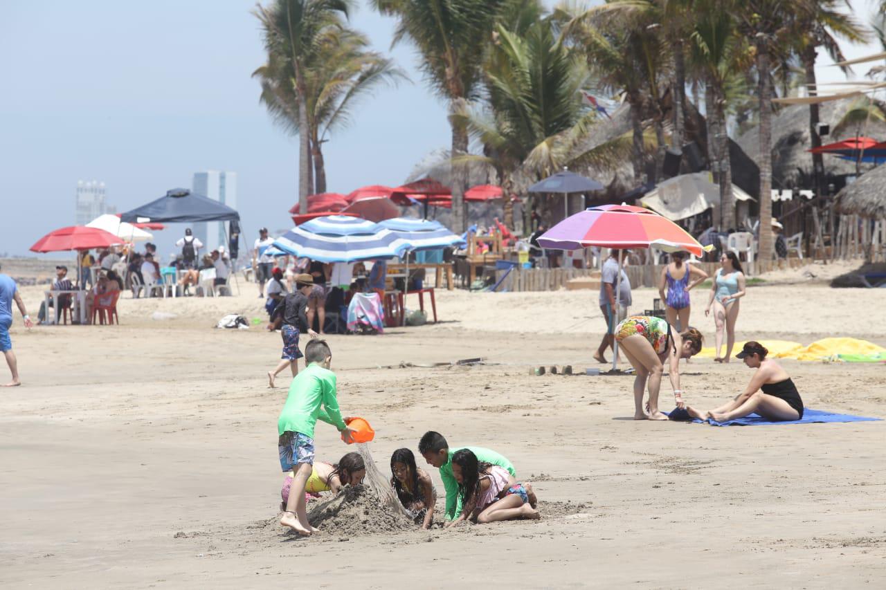 $!Miles disfrutan el último domingo de vacaciones en Mazatlán