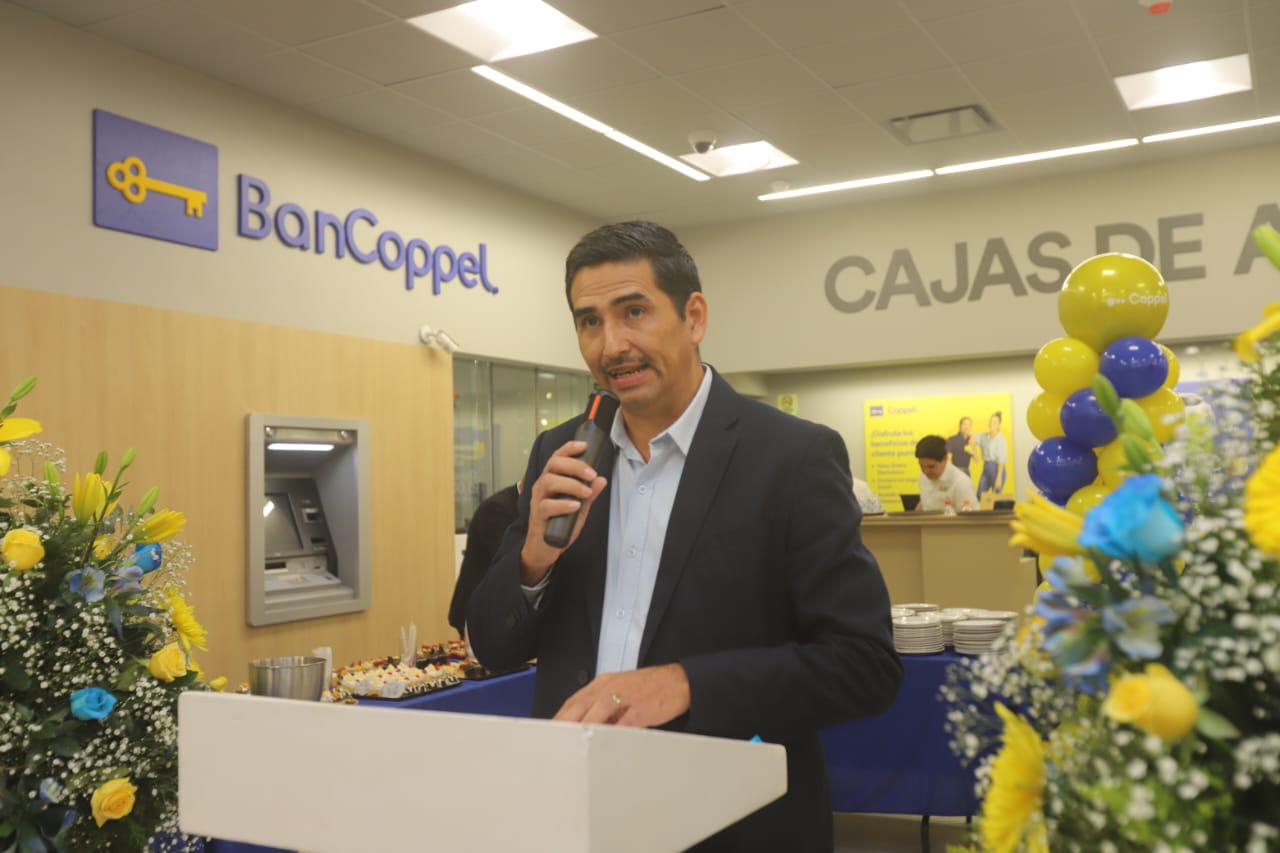 $!Pedro Godínez Bustamantes, gerente de la tienda, expresó un mensaje a los presentes.