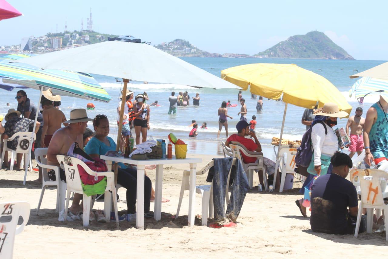 $!En Mazatlán, todas las playas están en semáforo verde este domingo; hay pocos bañistas