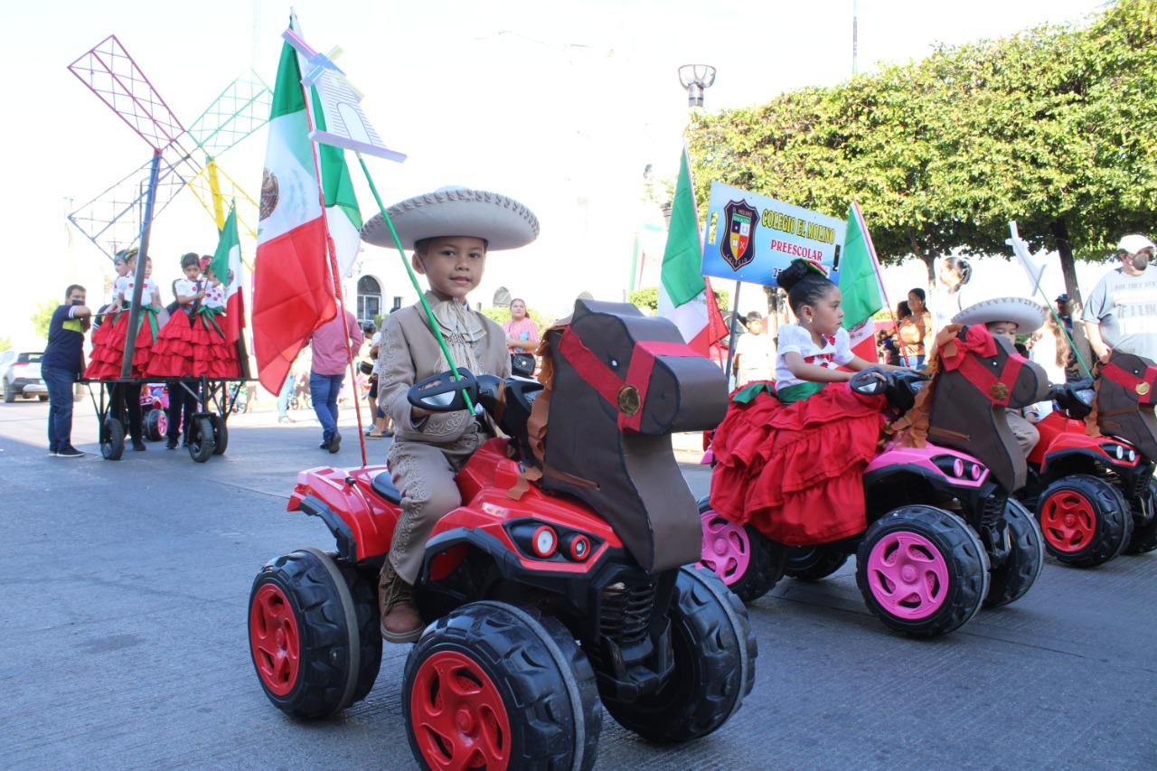 $!Pequeños héroes de la Revolución y adelitas desfilan por las calles de Escuinapa