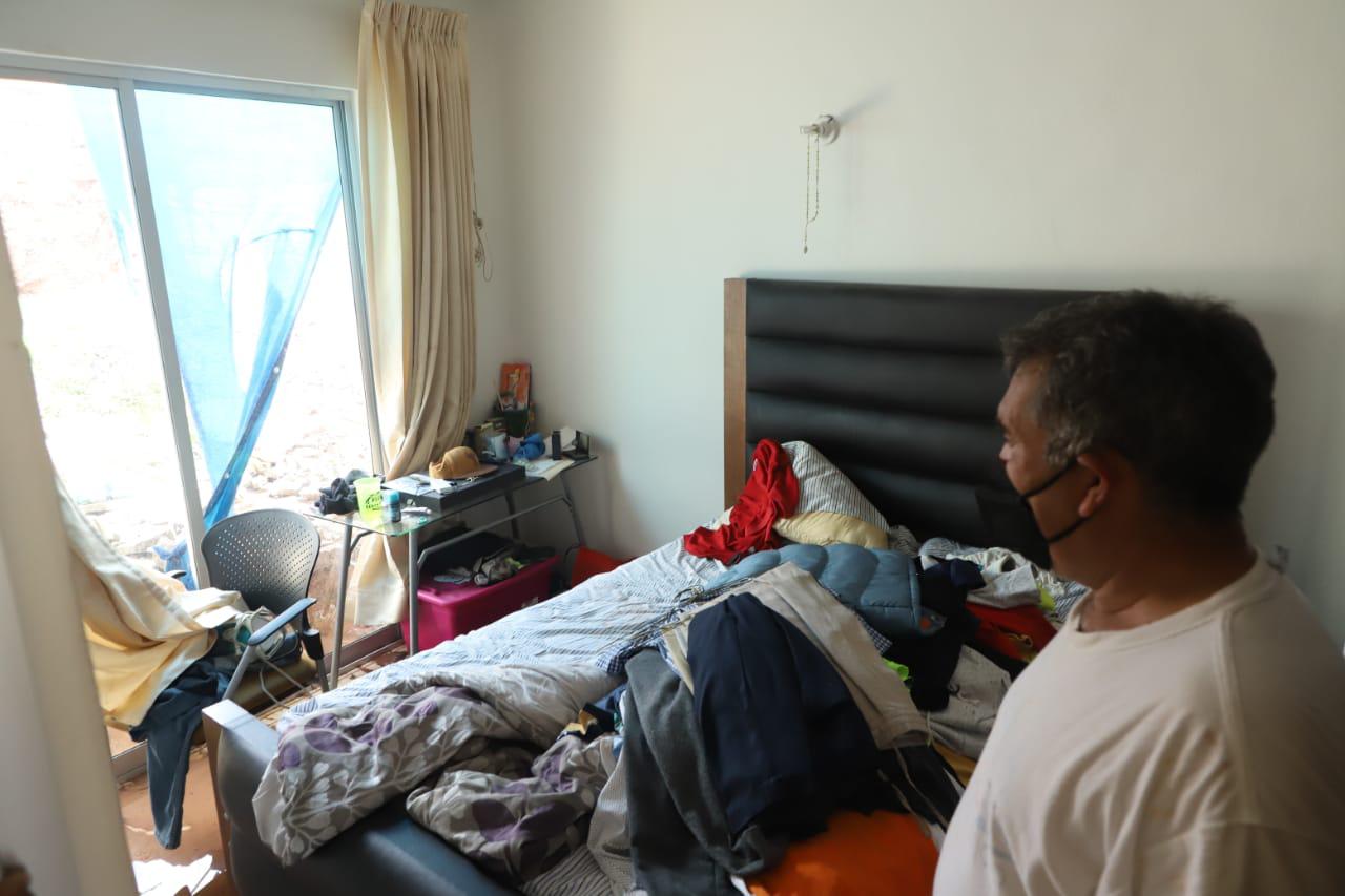 $!Lluvias provocan deslave en fraccionamiento sobre cerro y tumba barda en vivienda, al norte de Mazatlán