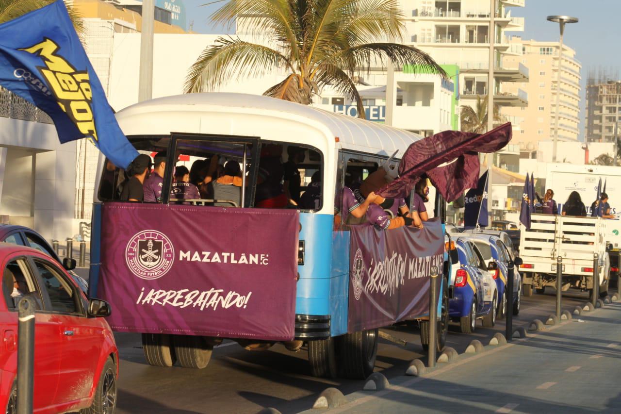 $!La Caravana Cañonera inunda de morado el Malecón de Mazatlán