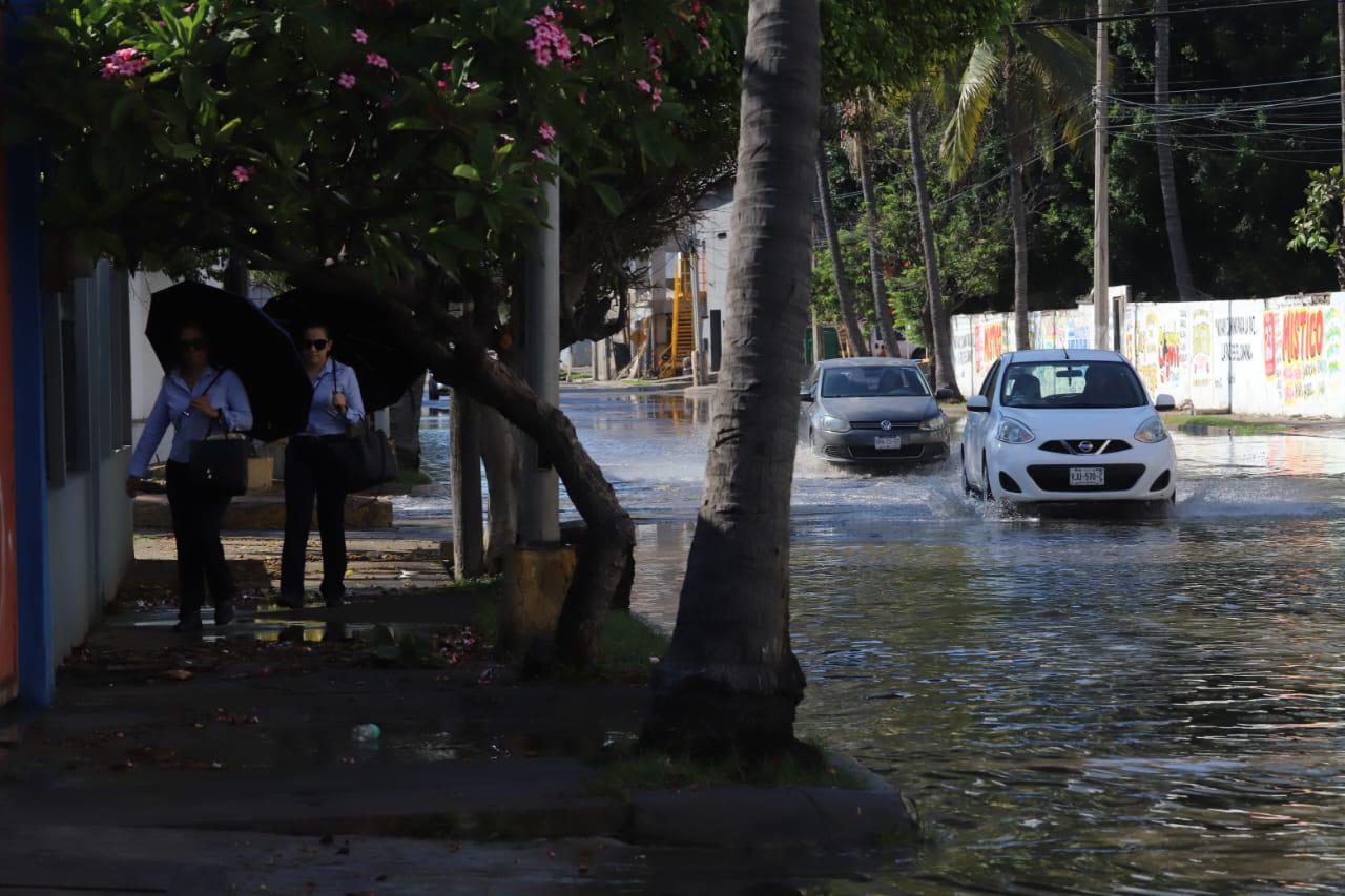 $!Dura cerca de 14 horas inundación de tramo de la Avenida Cruz Lizárraga tras lluvias en Mazatlán