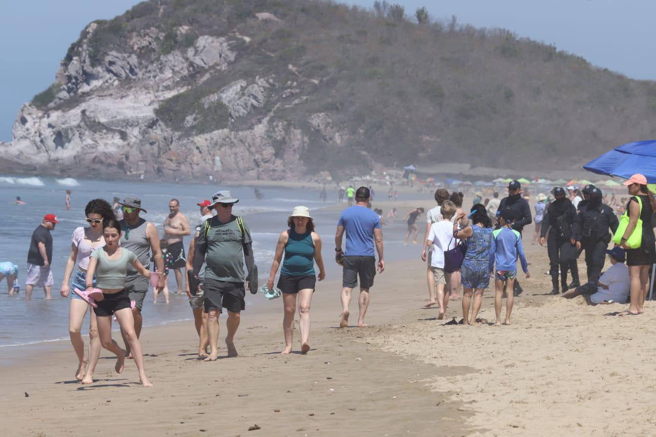 $!Llegan poco a poco bañistas a las playas de Mazatlán para disfrutar del Sábado de Gloria