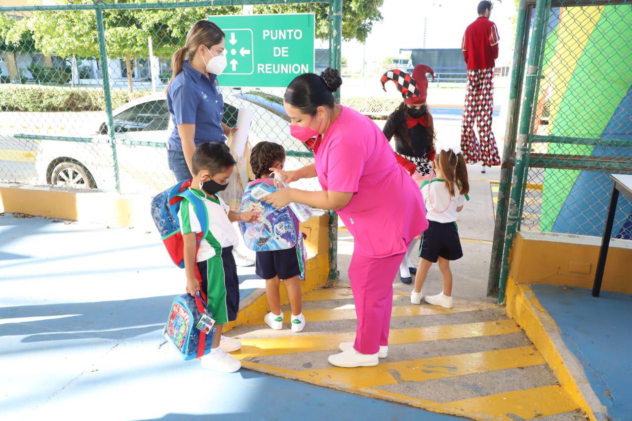 $!A los pequeños a su llegada se les tomó la temperatura y se les aplicó gel antibacterial.