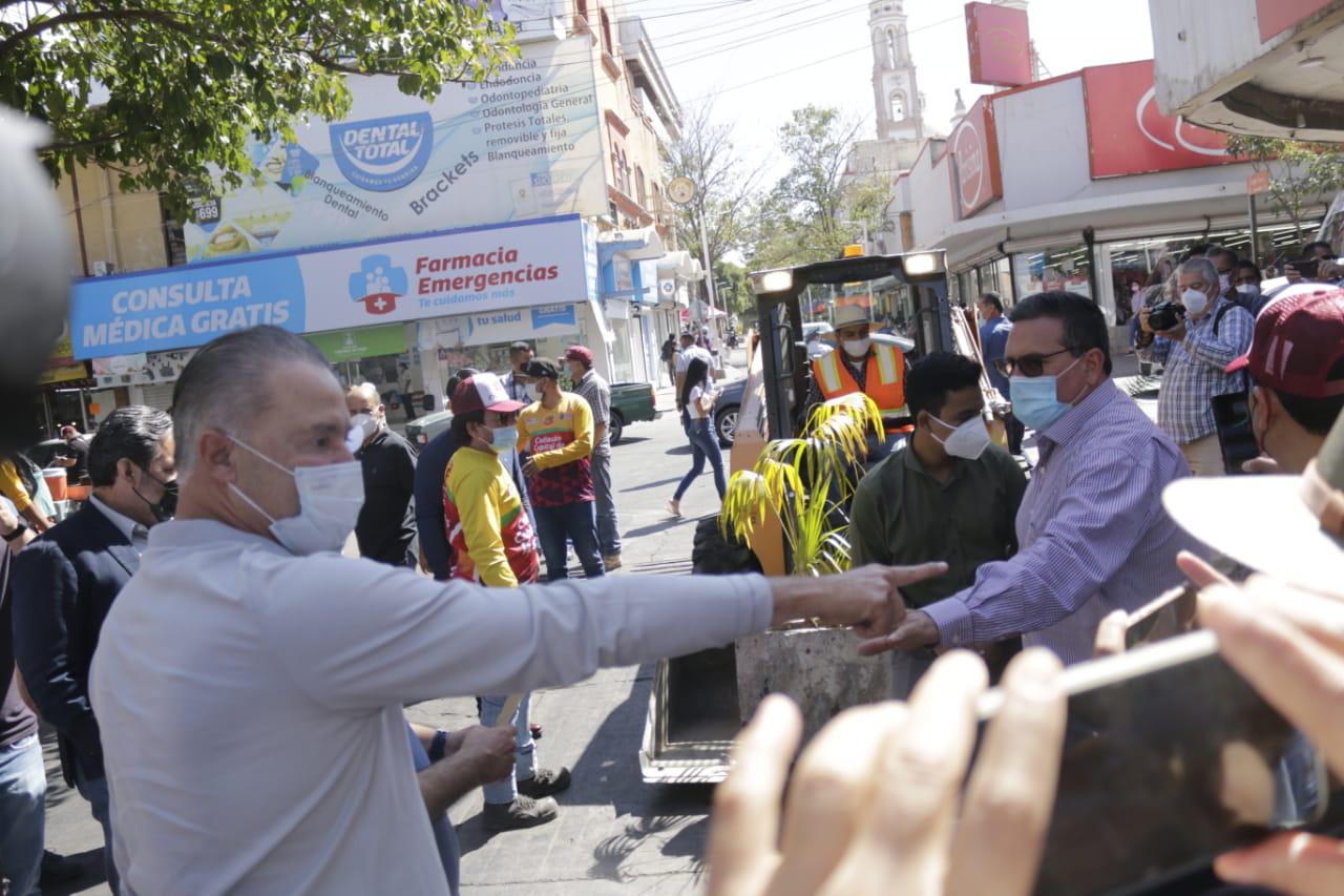 $!Quirino da la razón a comerciantes del Centro de Culiacán y retiran maceteros