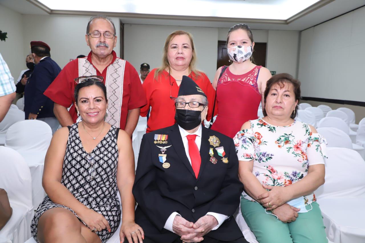 $!El Sargento Primero de Transmisiones, Humberto Gamboa Montoya, entre sus hijos Humberto, Graciela, Idalia, Fabiola y Sandra Gamboa.