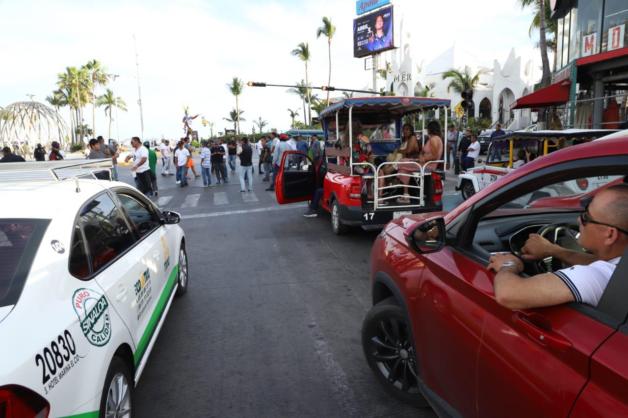 $!Pese a acuerdo de suspensión de detención de unidades, continúa bloqueo de aurigueros y pulmoneros