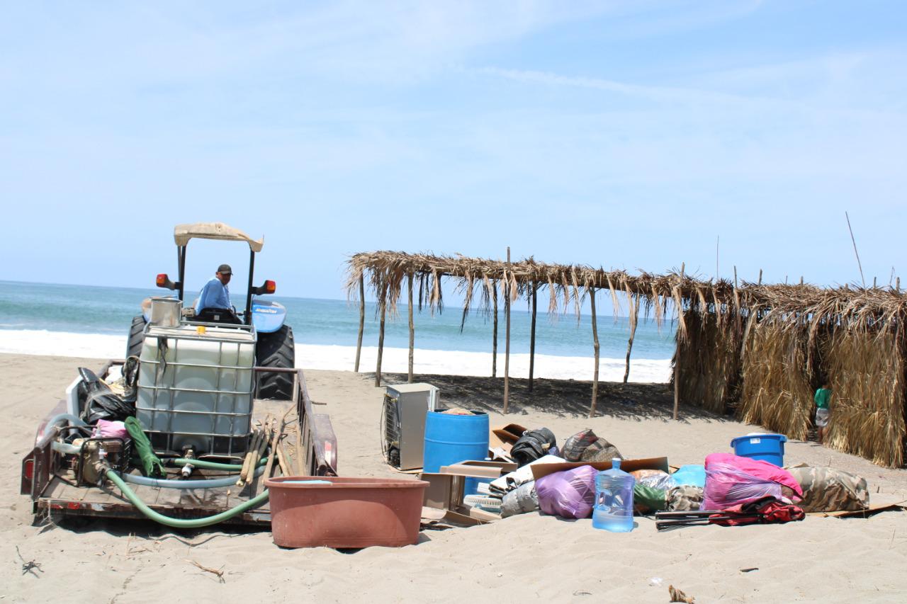 $!Escuinapenses se quejan de lo caras que compraron las enramadas en Las Cabras y exhiben su mala construcción