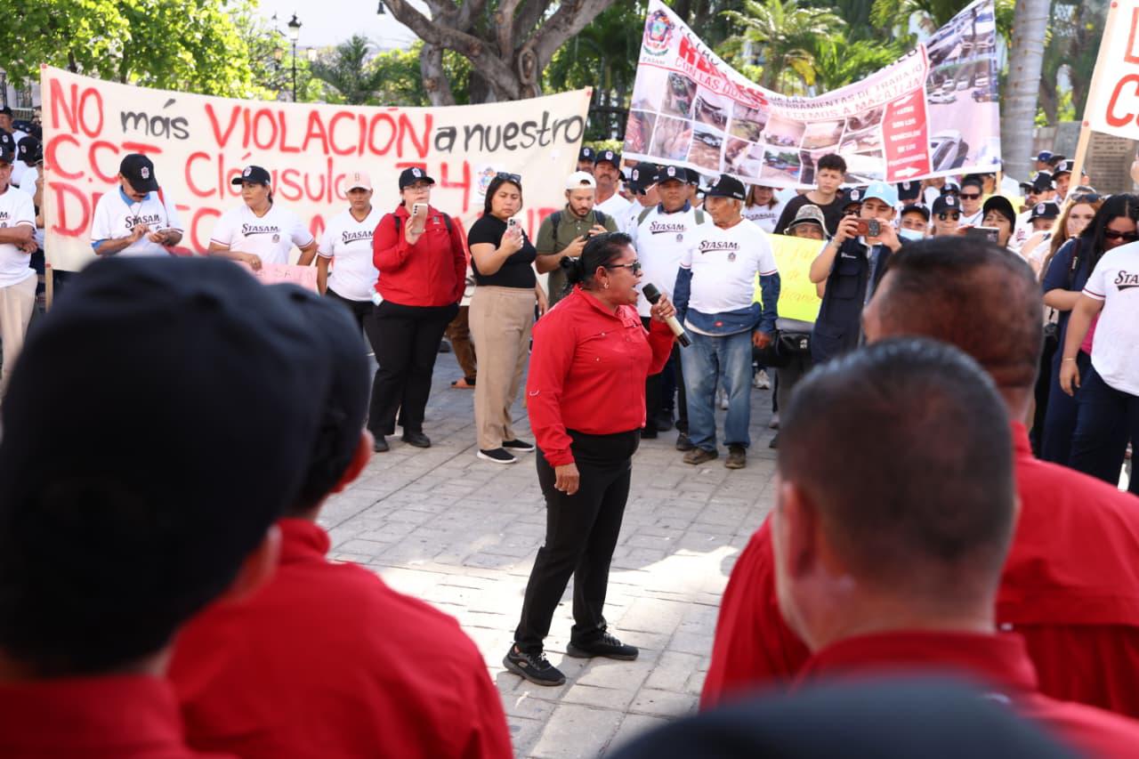 $!Exigen sindicalizados de STASAM justicia laboral durante el desfile del Día del Trabajo