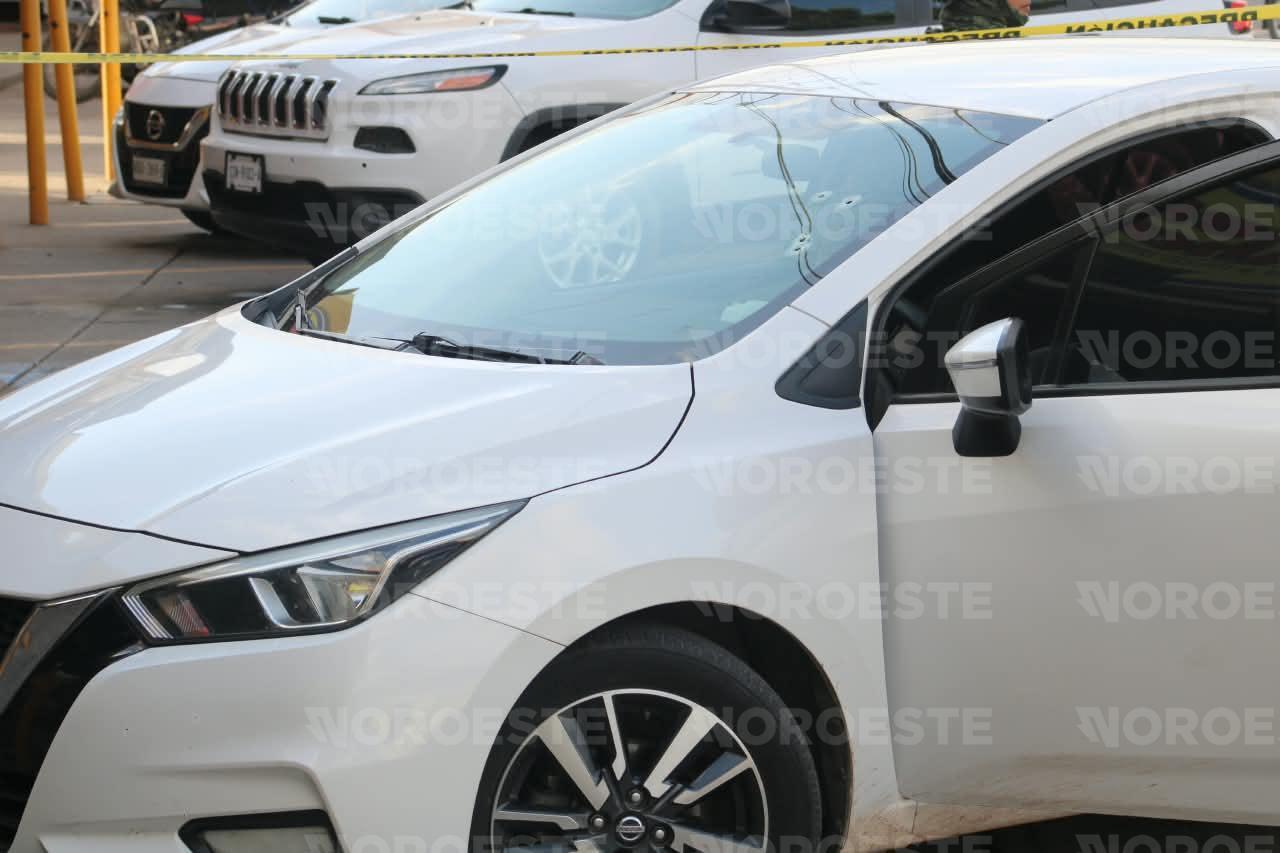 $!Balean vehículo con familia a bordo cerca del Mercado de Abastos, en Culiacán; conductor resulta herido