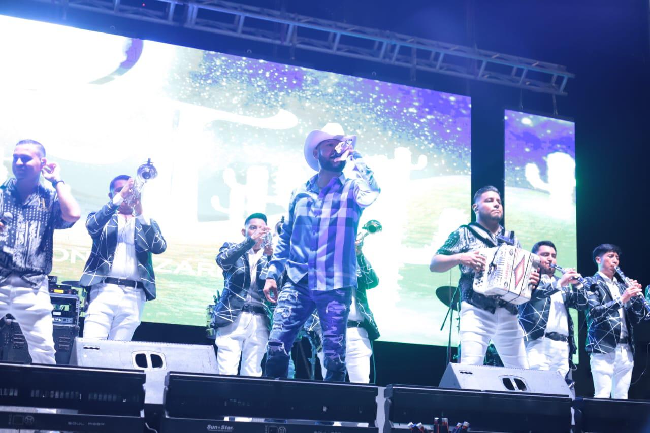 $!Con su carisma característico y su poderosa voz, el cantante del regional mexicano interpretó sus éxitos.