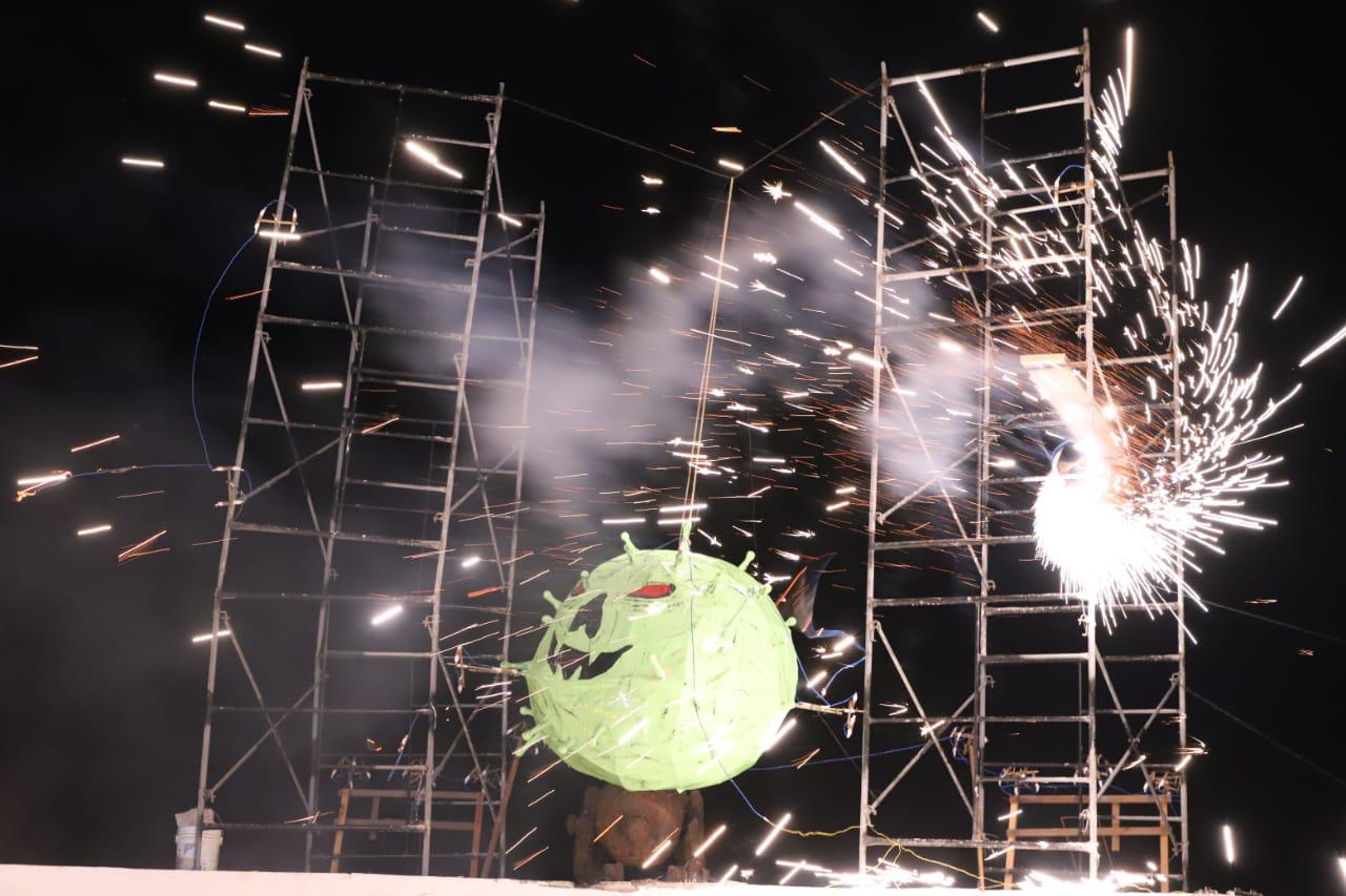 $!Arde el coronavirus en la Quema del Mal Humor en Mazatlán