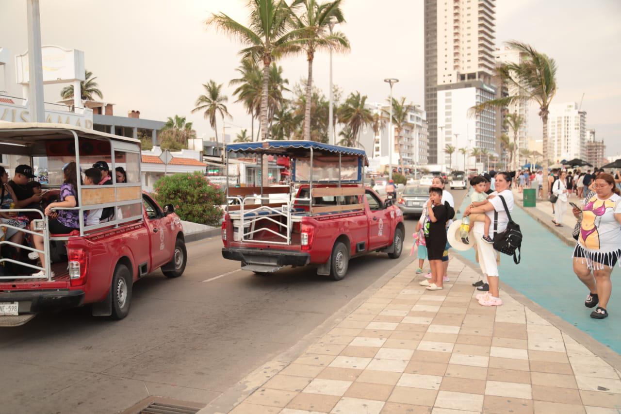 $!Se convierte el malecón de Mazatlán en el escenario favorito de turistas para admirar el atardecer