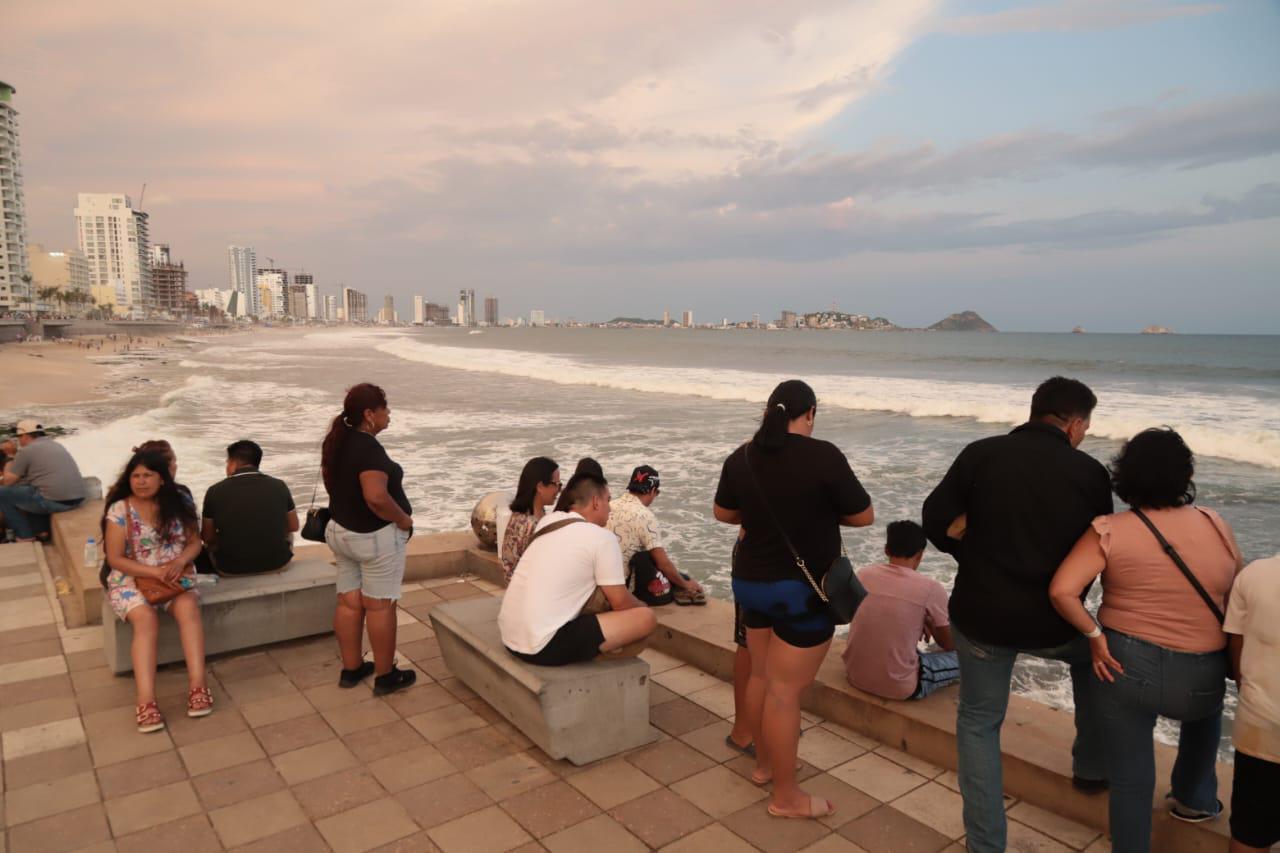 $!Se convierte el malecón de Mazatlán en el escenario favorito de turistas para admirar el atardecer