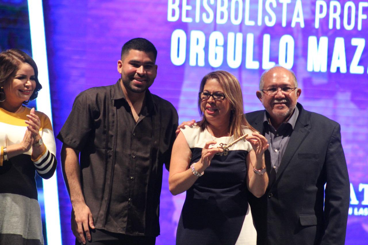 $!José Urquidy acompañado de su madre cuando recibió las Llaves de la Ciudad de Mazatlán.