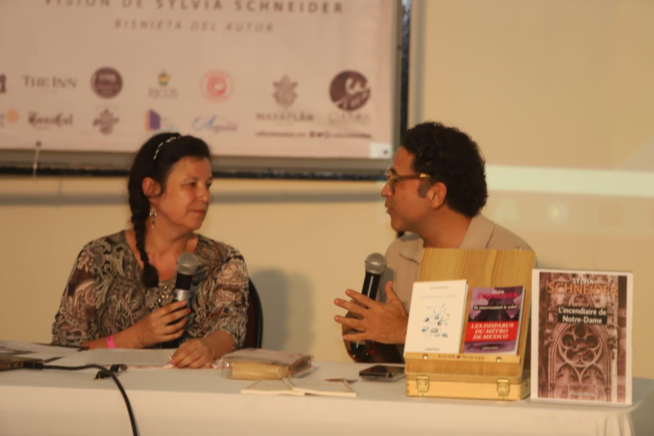 $!El activista y escritor Juan Alfonso Mejía López acompañó a la escritora en el panel.