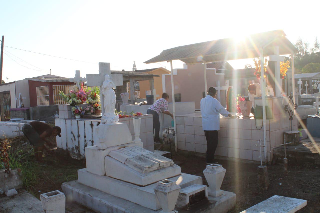 $!Rosarenses recuerdan a sus niños en el Día de Todos los Santos