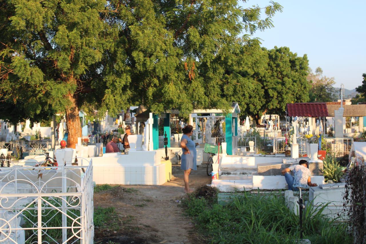 $!Rosarenses recuerdan a sus niños en el Día de Todos los Santos