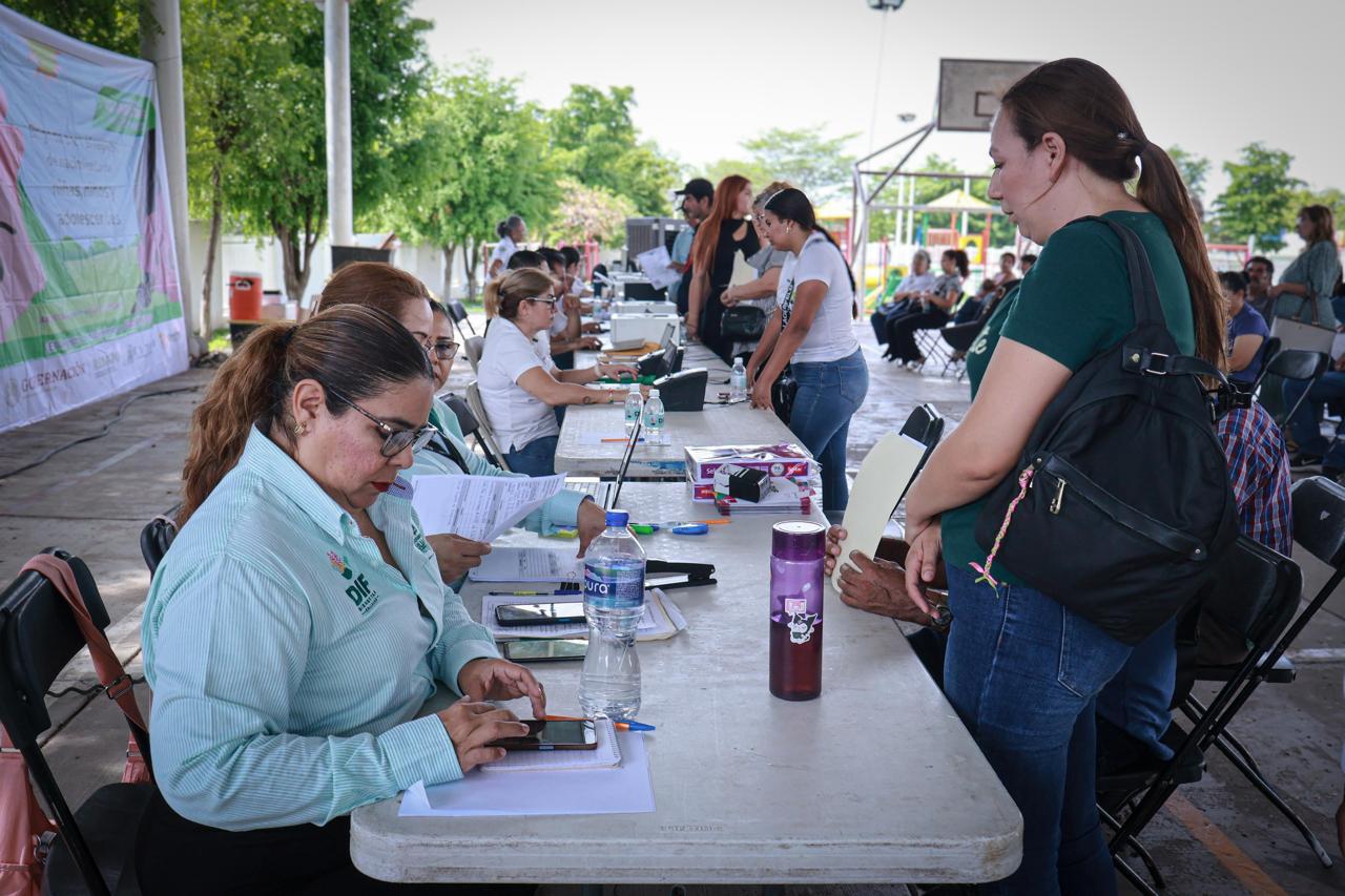 $!Llevan Jornada de Registro Gratuito a colonias de Culiacán; realizan 793 trámites