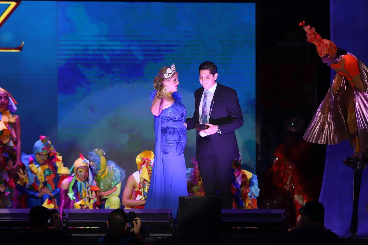 $!María Isabel Álvarez, Reina Infantil del Carnaval de 1972, recibe su galardón por sus 50 años de reinado de manos de su hijo, Manuel Alfredo Trujillo Álvarez.