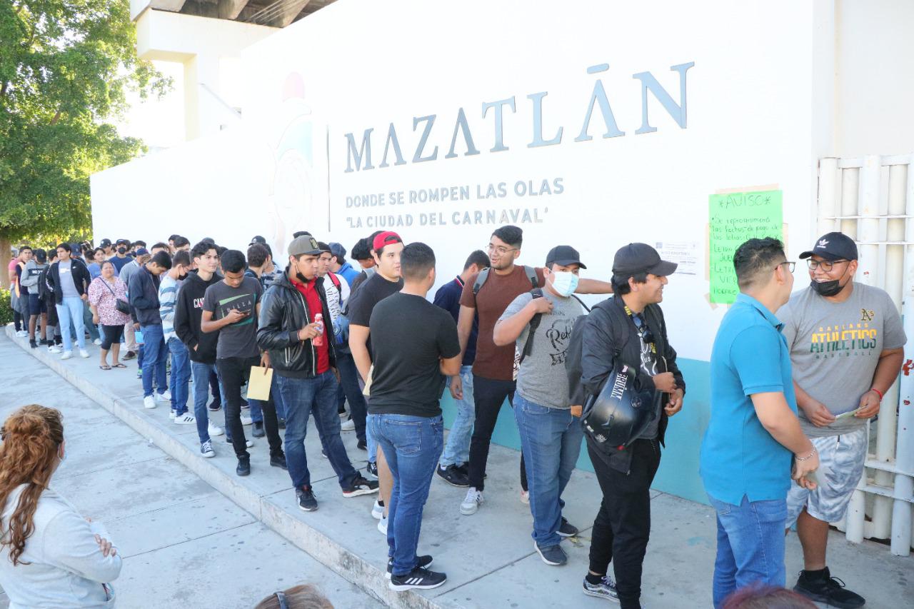 $!Jóvenes de Mazatlán participan en sorteo de cartillas del Servicio Militar Nacional