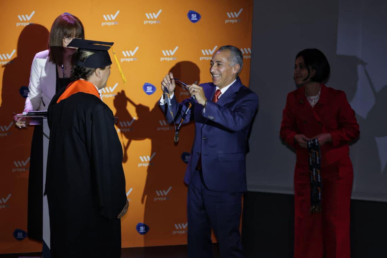 $!Cristian Castro al momento de recibir medalla y diploma de preparatoria como graduado.