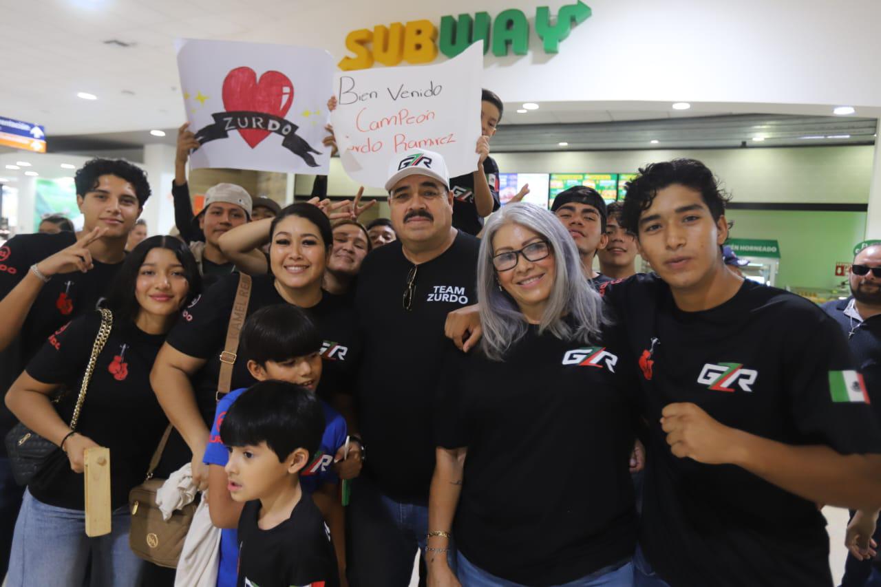 $!Con música de banda y muestras de cariño reciben al ‘Zurdo’ Ramírez en Mazatlán